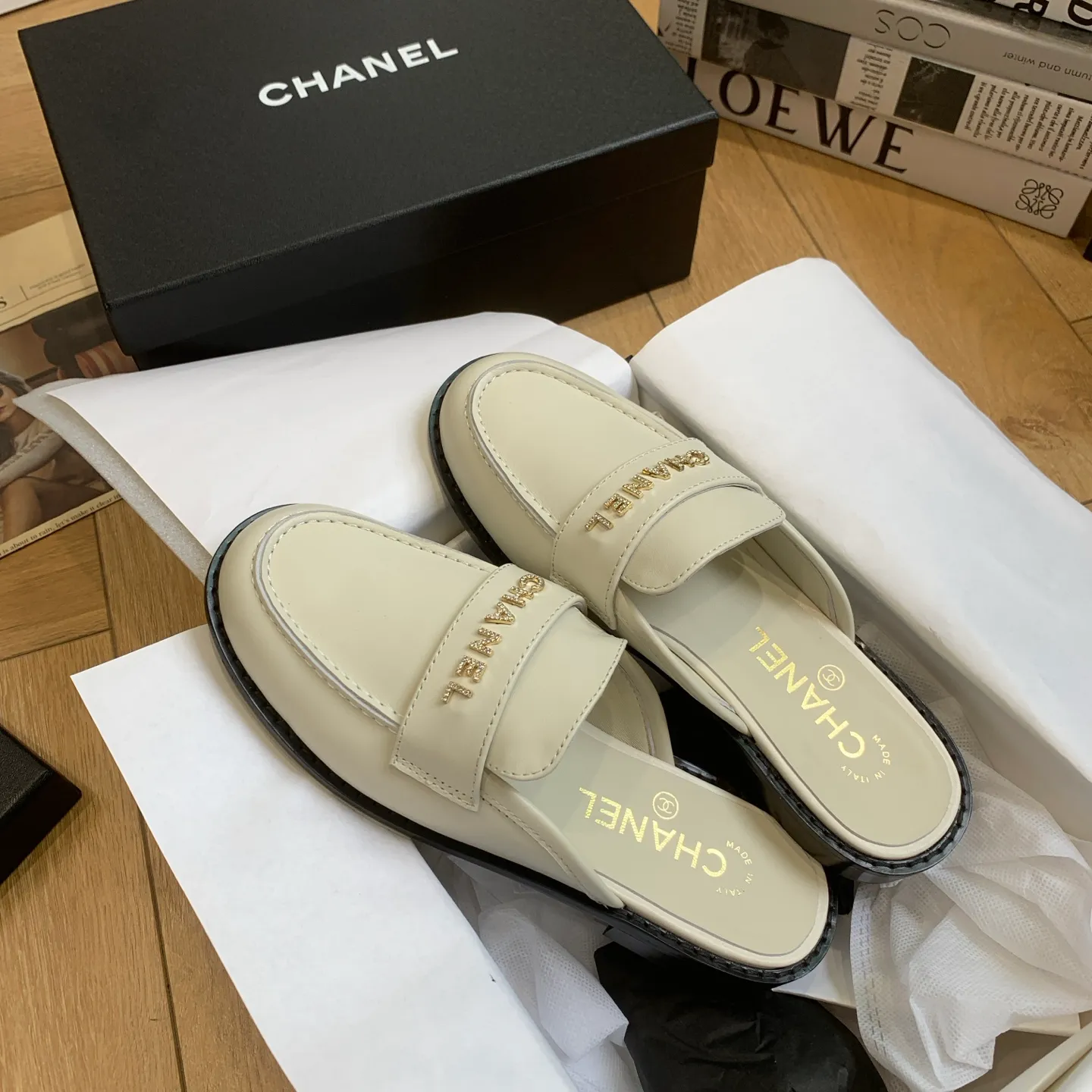 👟👟Ex-factory price 600👟👟 🍀2025 spring and summer new Chanel Chanel small diamond buckle monogram Loaf lazy half-slippers, which can be worn all year round. No matter when you wear them, they are very high-end and durable. You can attract attention when shopping on the street! Easily travel between commuting and leisure occasions, becoming a carefree fashionable and elegant woman ~ Upper: cowhide/butter Lining: lambskin Sole: Italian genuine leather outsole Size: 35-39 (40/41 customized, non-refundable and non-exchangeable